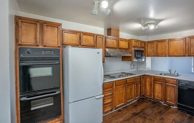 Building Photo - 620 Primrose Terrace