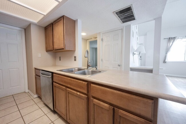 Building Photo - "Charming 2-Bedroom Townhouse Retreat with 2 Full Baths in Fishers – Spacious 1,522 Sq Ft Living!"