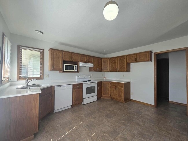 Building Photo - Large town house for rent!