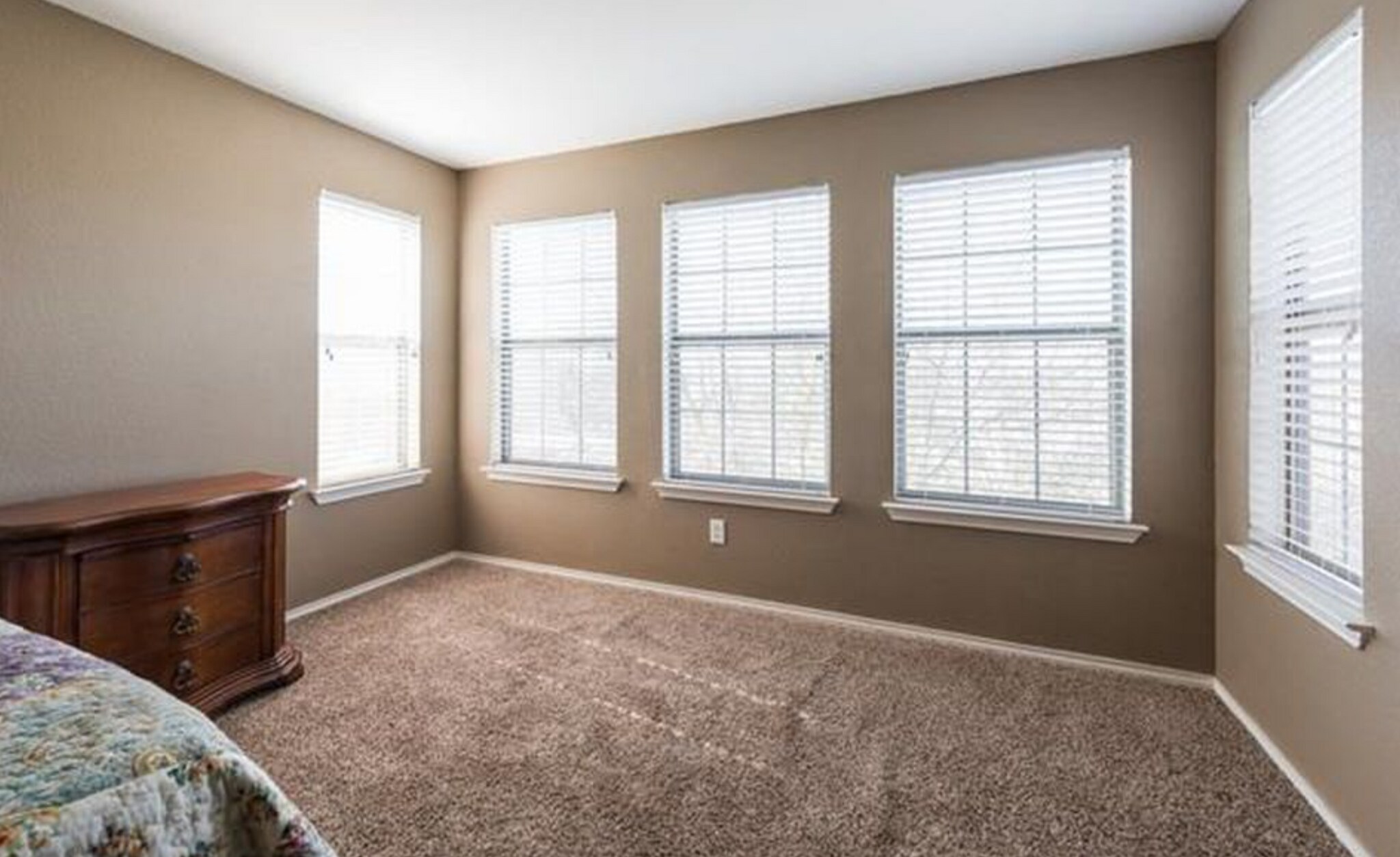 Building Photo - 4405 Woodstock Dr