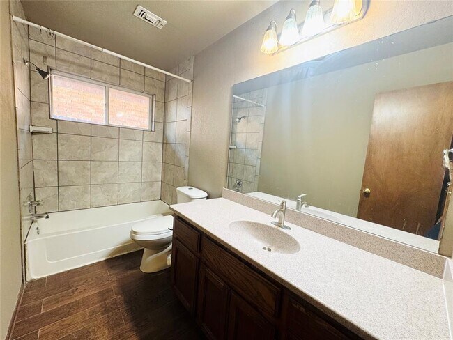 Building Photo - 209 Bradgate Dr