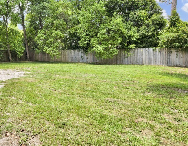 Building Photo - 4 Bed Home Close to NAS Pensacola