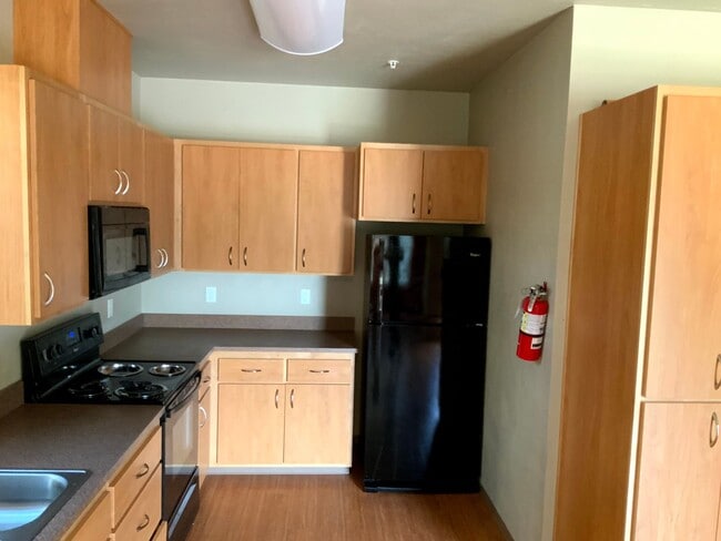 Building Photo - 2 Bedroom, 2 Bath Close to U of O campus on 14th & Patterson