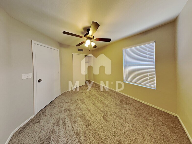 Building Photo - 8027 W Laurel Ln