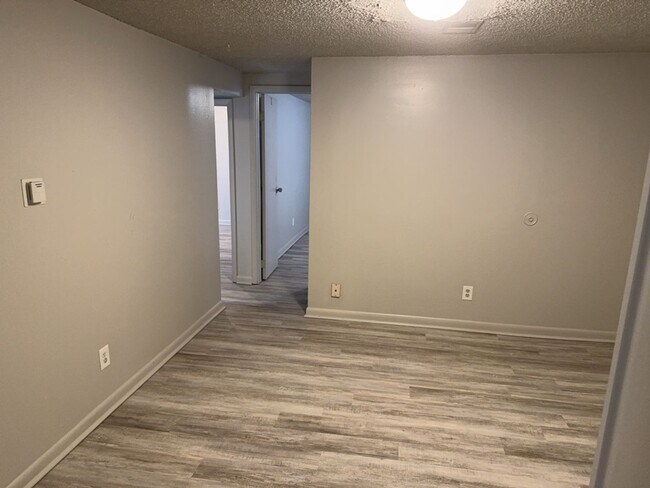 Building Photo - 3 Bedroom 1 Bath Basement Apartment