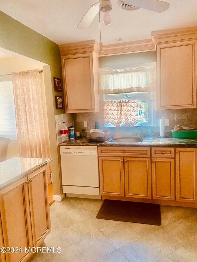 Building Photo - 7 Basset Dr