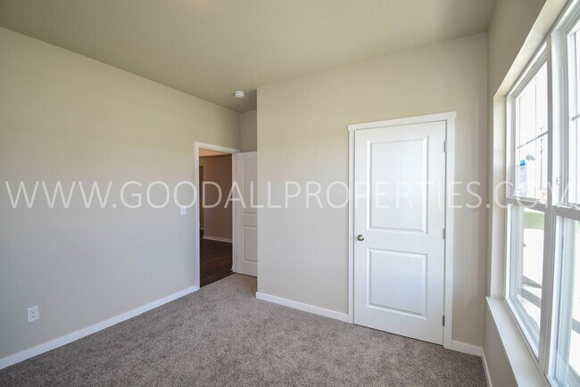 Building Photo - 4 Bed 2 Bath Home in the Waukee School Dis...