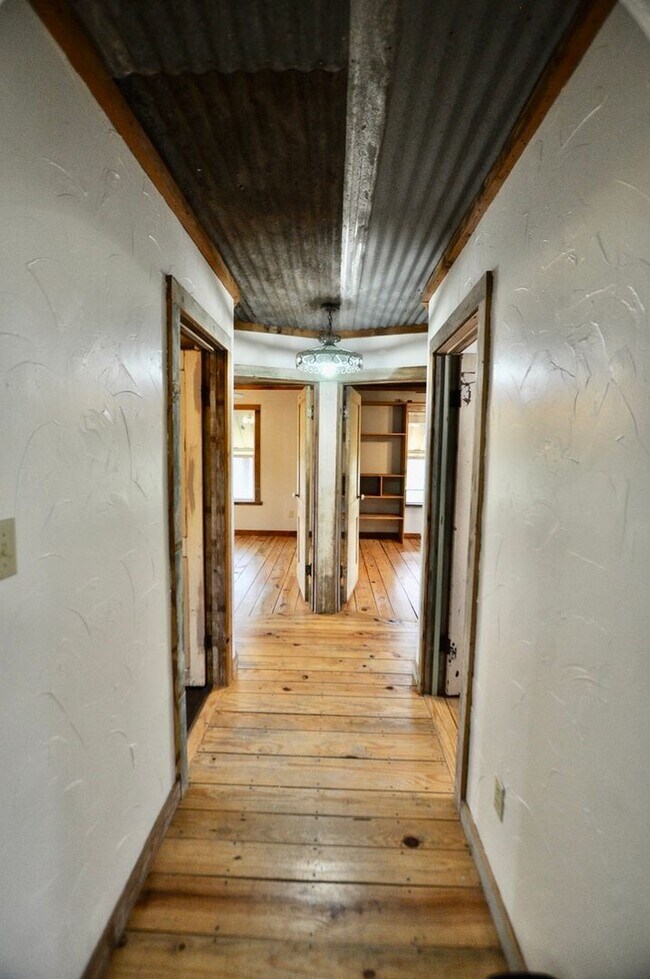 Building Photo - COMING SOON - FOR LEASE! Hard to Find Hors...