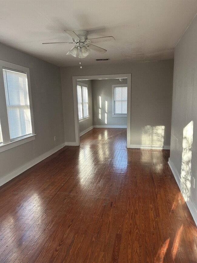 Building Photo - 322 W 8th Ave