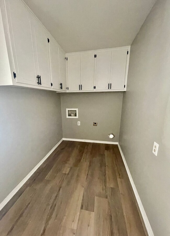 Building Photo - Gorgeous! Completely Remodeled 3/2/2 in Ba...