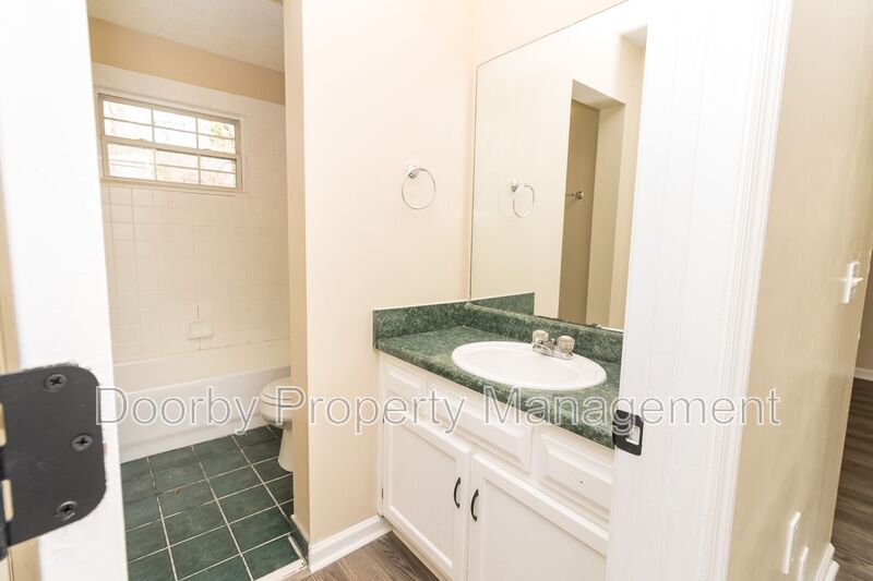 Building Photo - 2425 Ashmore Ave