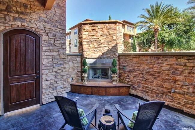 Building Photo - Absolutely Stunning Home in Fabulous Pavil...