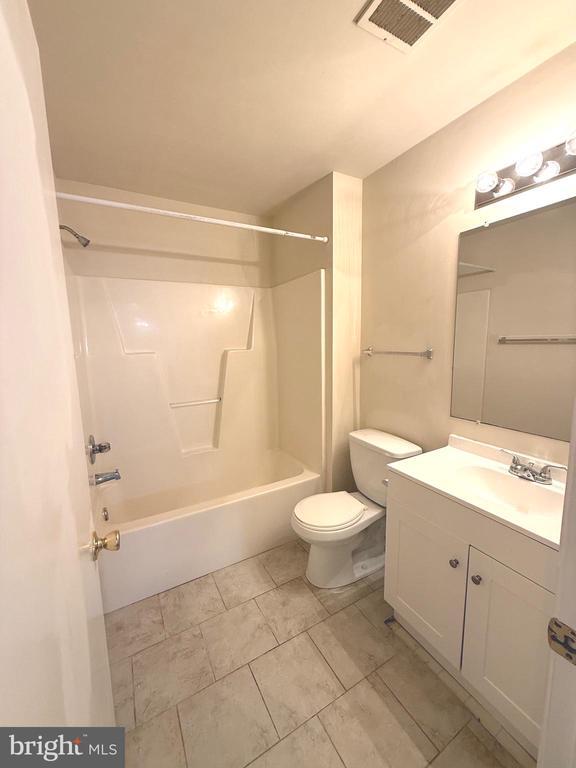 Building Photo - 32 White Pine Cir