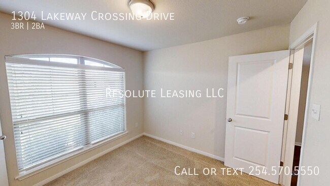 Building Photo - 1304 Lakeway Crossing Dr