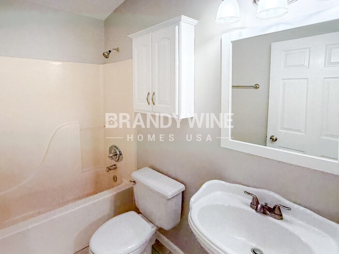 Building Photo - 132 E 8th St