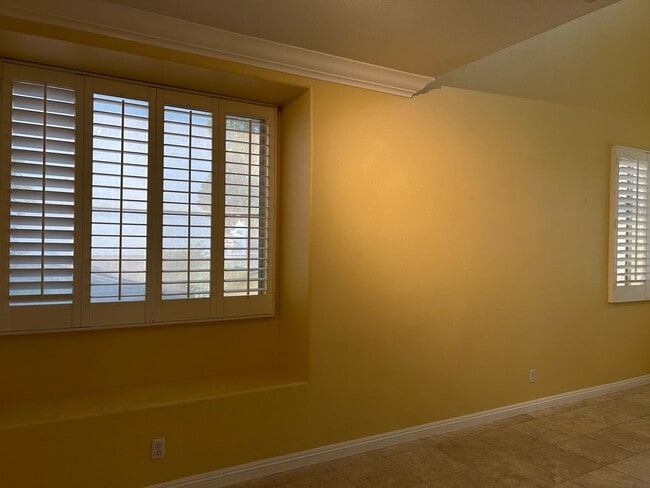 Building Photo - 2 story townhome in Seven Hills