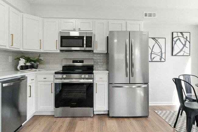 Building Photo - Charming 2-Bed / 1-Bath Ranch in Quiet Col...