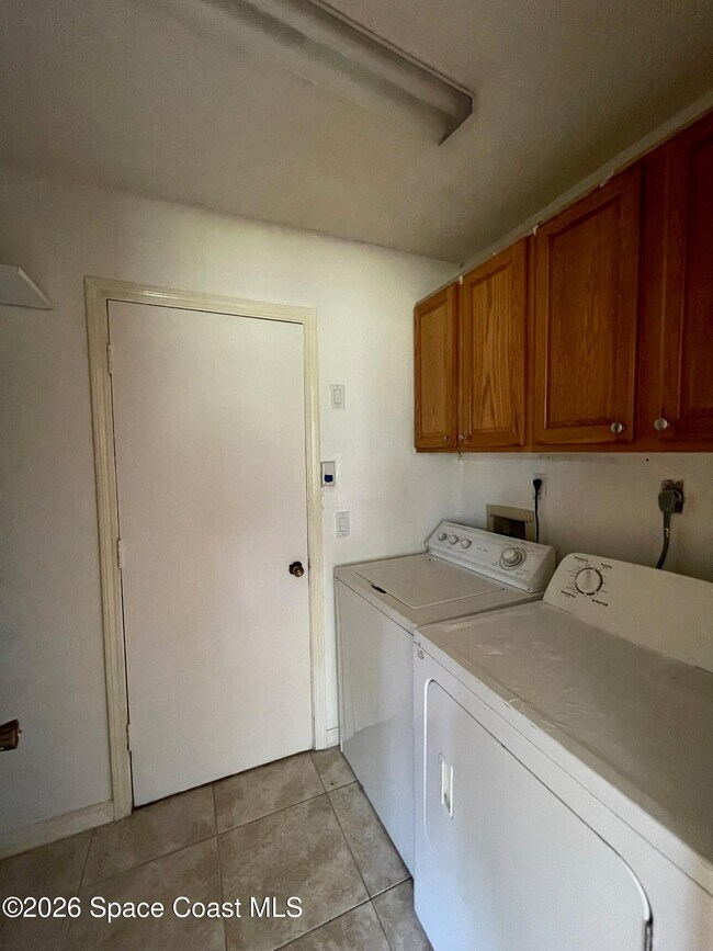 Building Photo - 997 Mariposa Dr NE