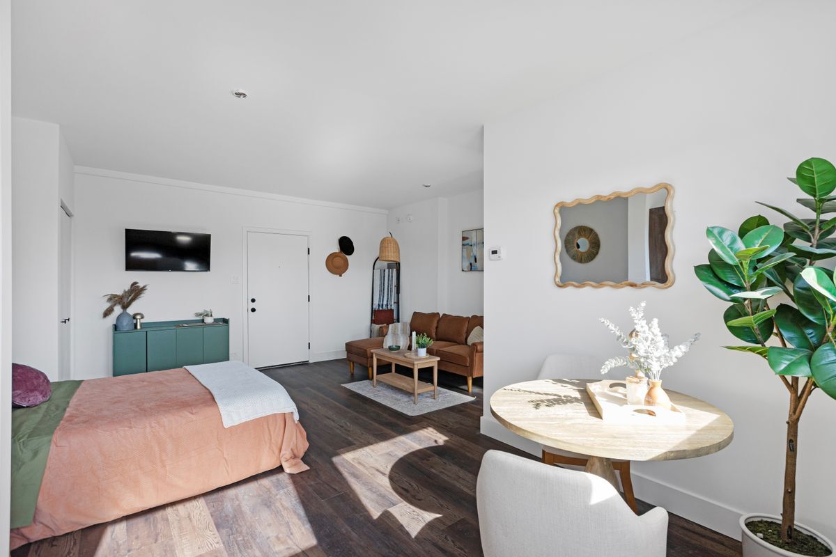 Building Photo - 1555 W Hollywood Ave