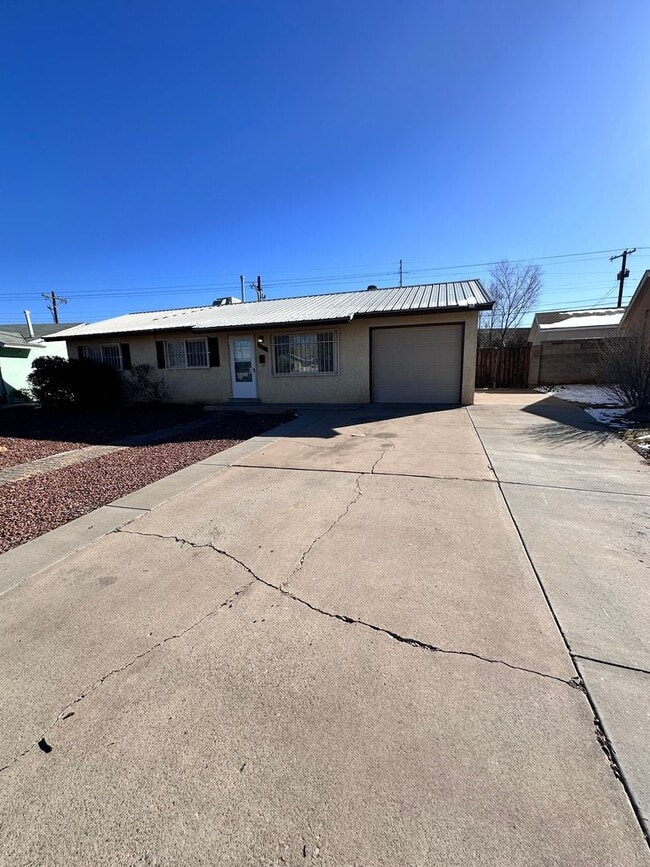 Building Photo - 3BD/1BA Home with Newly Remodeled Kitchen
