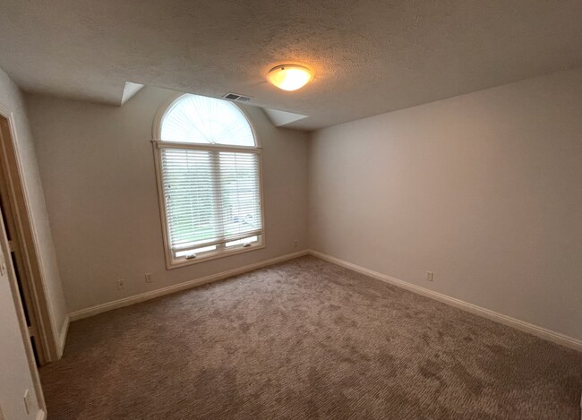 Building Photo - Comfort Meets Function in This 4-Bedroom H...