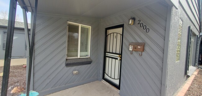 Building Photo - 4 bed, 2 Bath, 1100 SF with washer/dryer hookups, large, fenced yard and garage.