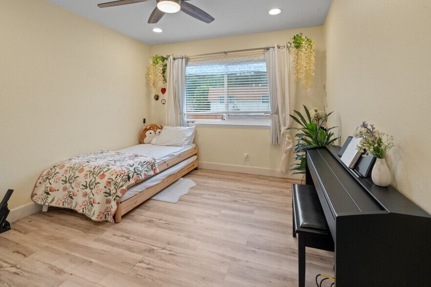 Building Photo - 28023 Ridgebrook Ct