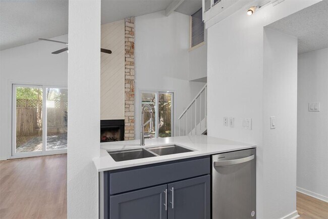 Building Photo - 3610 Fleetwood Dr