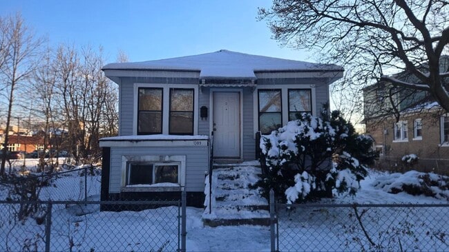 Building Photo - 3BR Single-Family Home with Basement & Off-Street Parking