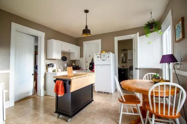 Kitchen - 925 E Johnson St