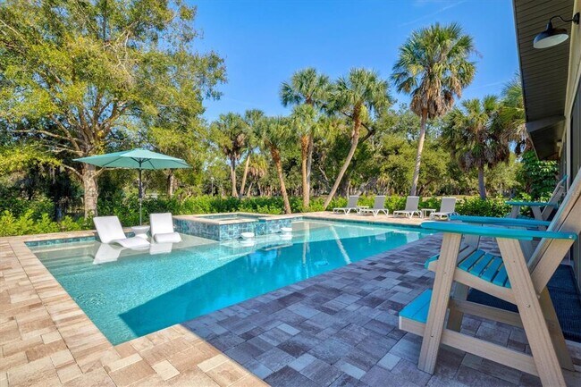 Building Photo - 2641 Hyde Park St