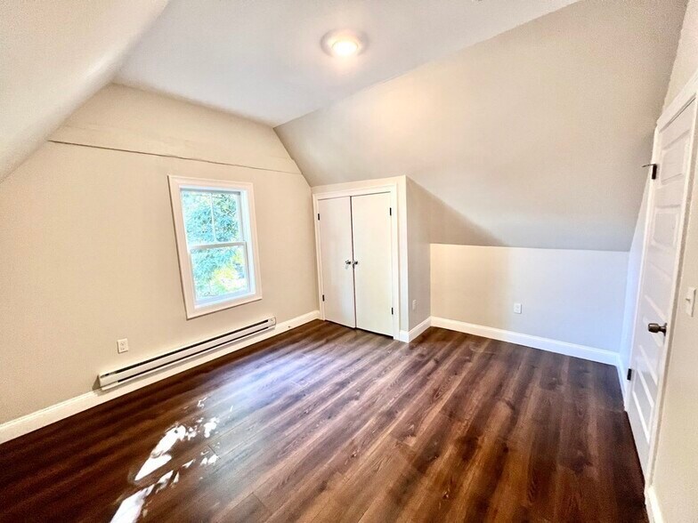 Building Photo - 6 La Grange Pl