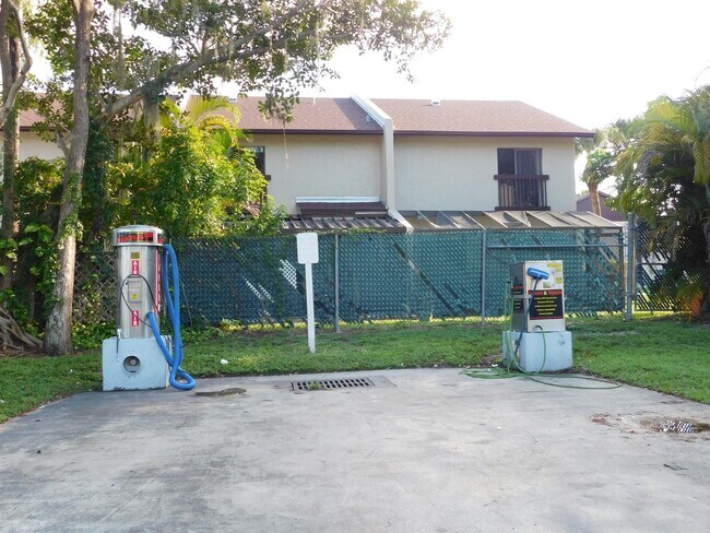 Building Photo - 611 Cypress Lake Blvd