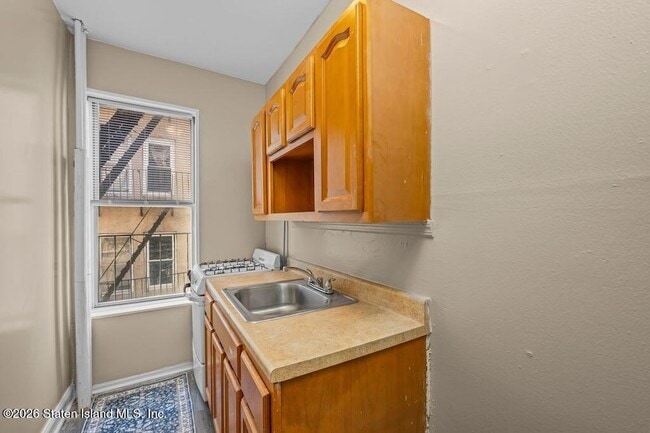 Building Photo - 37 Avon Pl