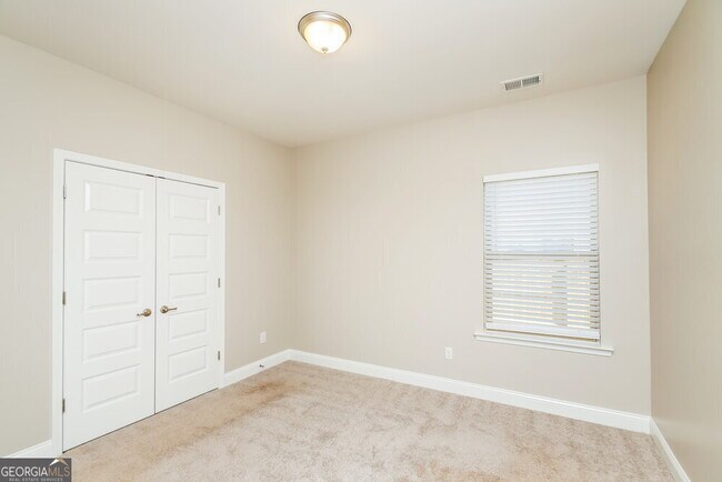 Building Photo - 250 Saddlechase Dr