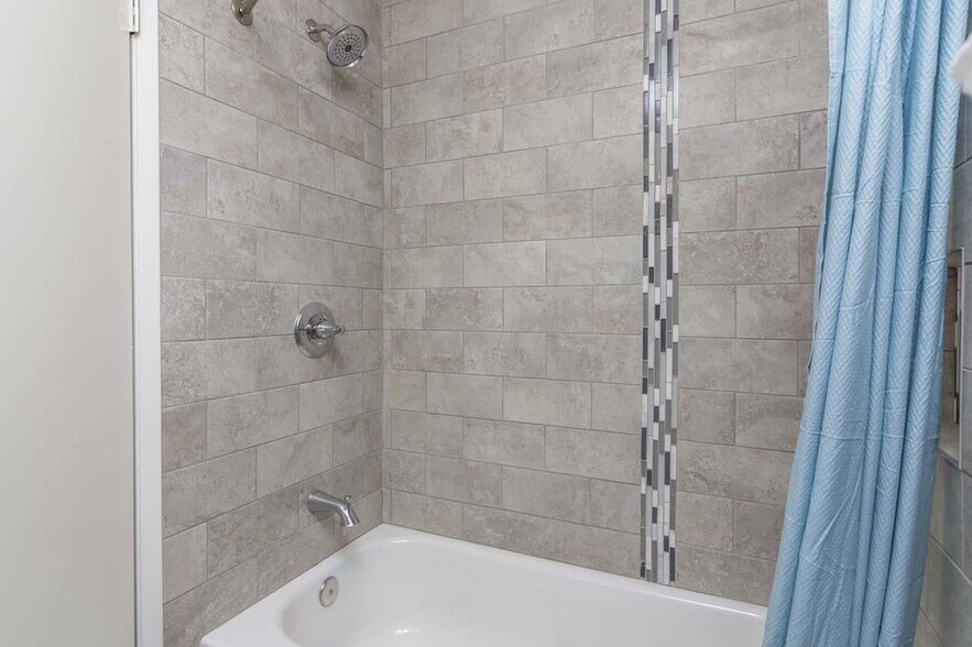 Bathtub - 3121 Alhambra Ave