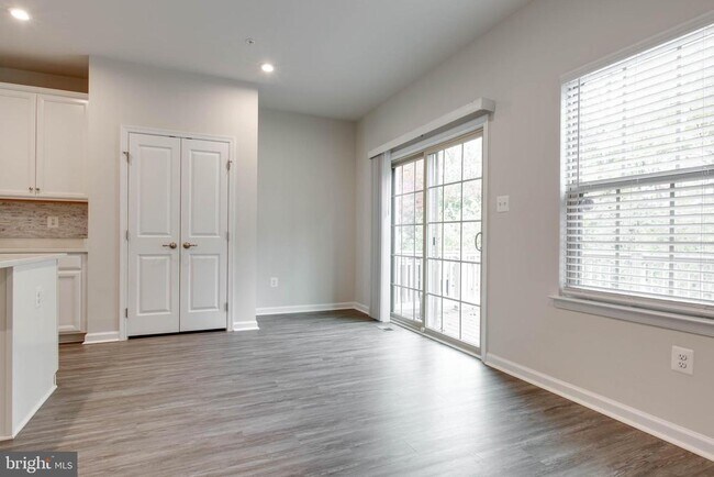 Building Photo - 3004 Cornfield Ave