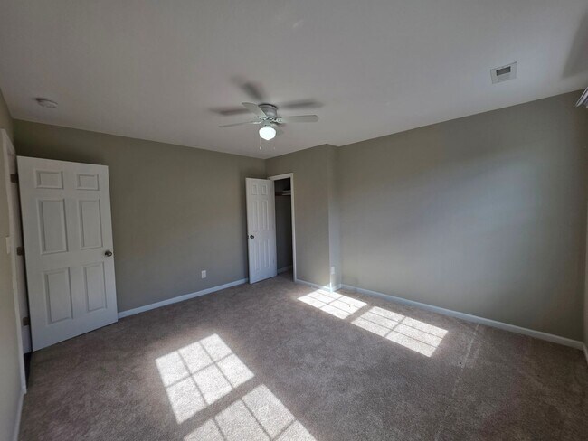 Building Photo - 212 Elm Ave