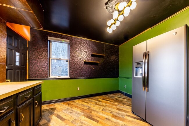 Building Photo - Available August 2026 - 2 Bedroom Home w/ LOADS of Character & Central AC Throughout!