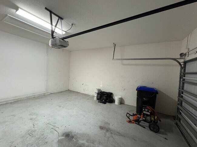 Building Photo - 6 BEDROOM + LOFT, 3 BATH HOME INDEPENDENCE...