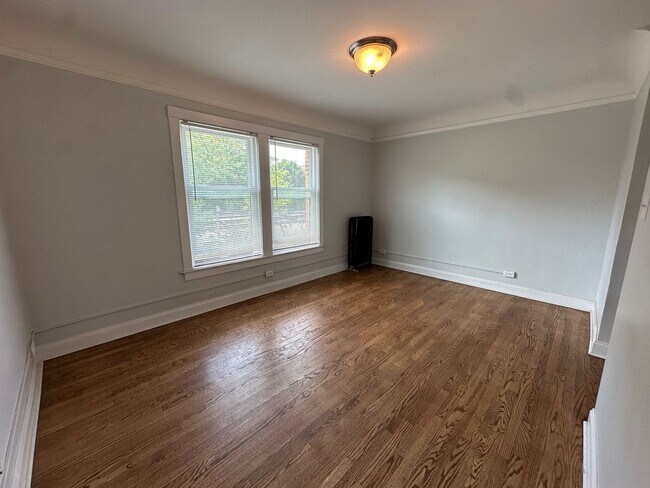 Building Photo - Nice 1 Bed w/Dining Room and Newer Kitchen and Bath at Roger's Glenwood District