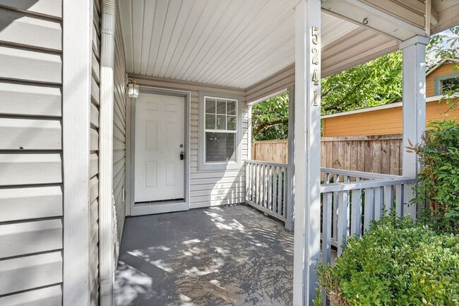 Building Photo - Great 2 story Townhome with Garage!