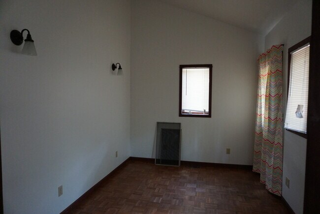 Building Photo - 2 BEDROOM HOUSE