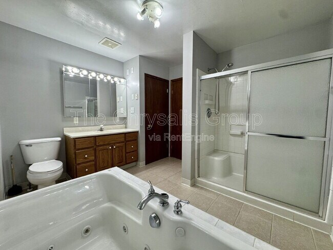 Building Photo - 141 E Walnut St