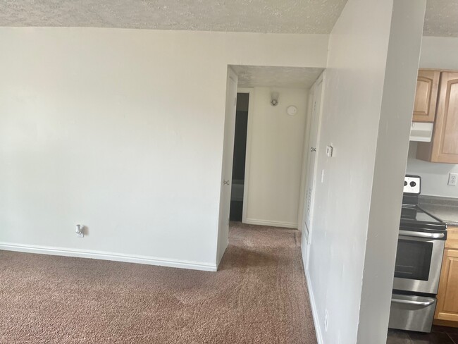 Building Photo - 610 S 200 E
