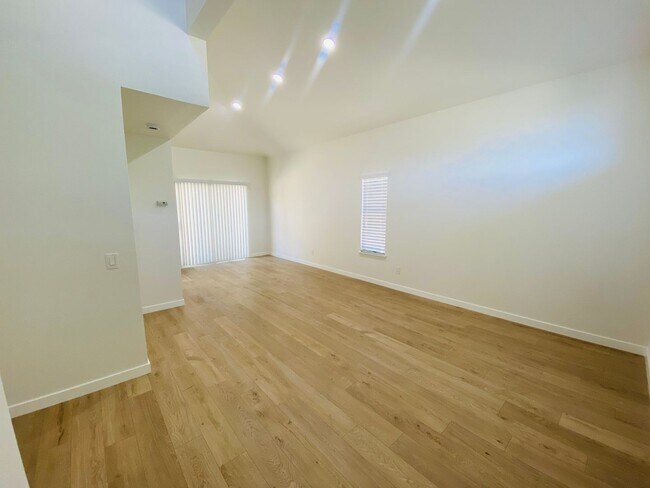 Building Photo - Classic Beauty