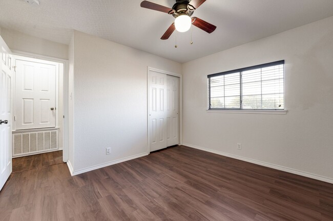 Building Photo - Charming & Spacious 3/2.5 in Mesa Creek JU...