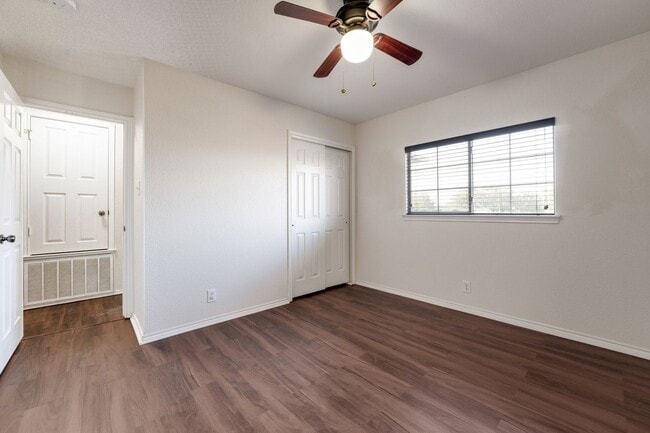 Building Photo - Charming & Spacious 3/2.5 in Mesa Creek JUST REDUCED