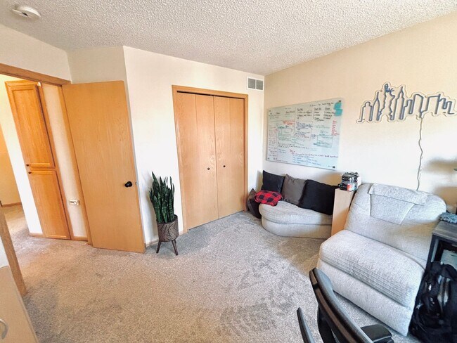 Building Photo - Updated 3bed 3bath End Unit Townhome w’Great Views