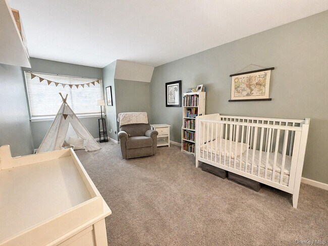 Building Photo - 10 Sycamore Dr